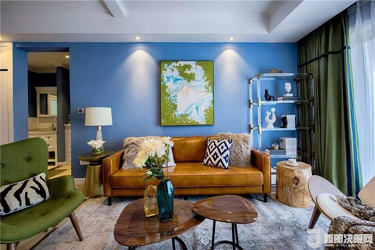 沙發(fā)背景墻選對裝飾畫，才能美了整個客廳空間！