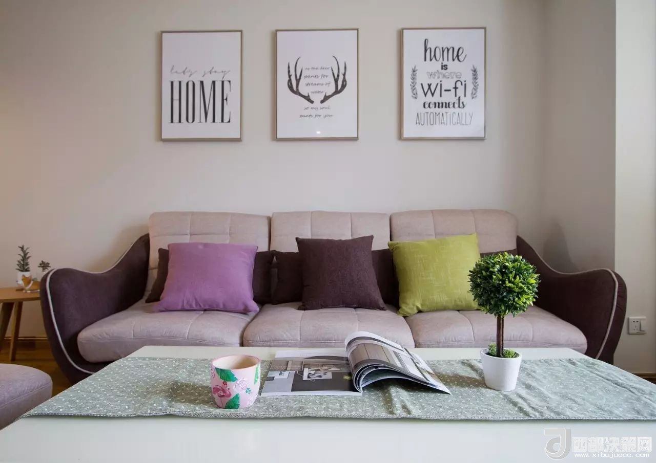 沙發(fā)背景墻選對裝飾畫，才能美了整個客廳空間！