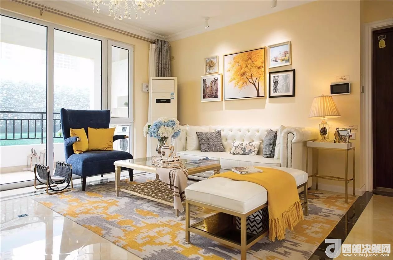 沙發(fā)背景墻選對裝飾畫，才能美了整個客廳空間！