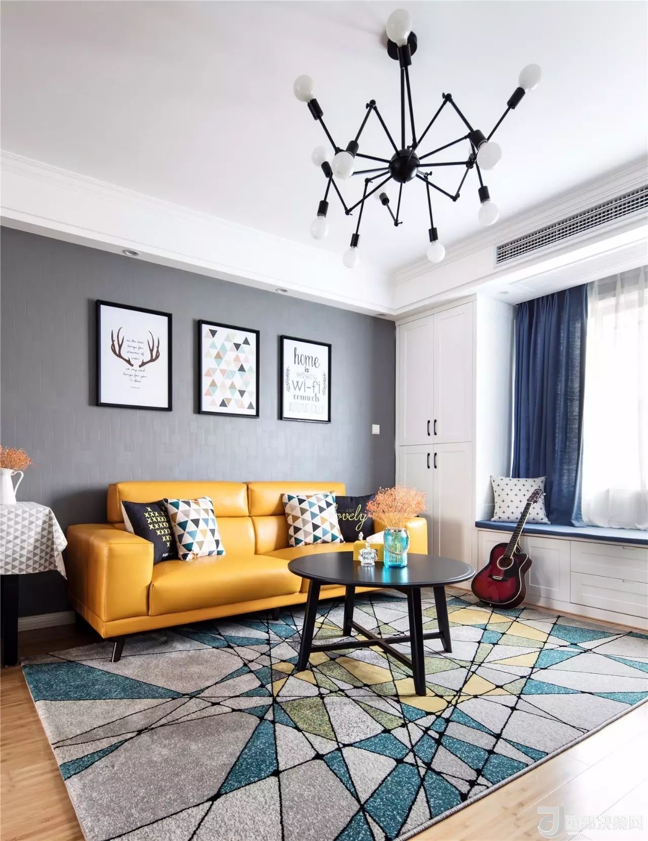 沙發(fā)背景墻選對裝飾畫，才能美了整個客廳空間！