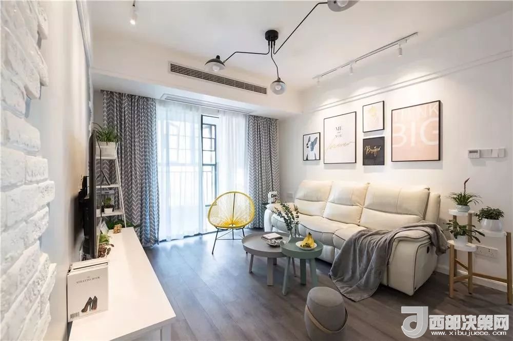 沙發(fā)背景墻選對裝飾畫，才能美了整個客廳空間！