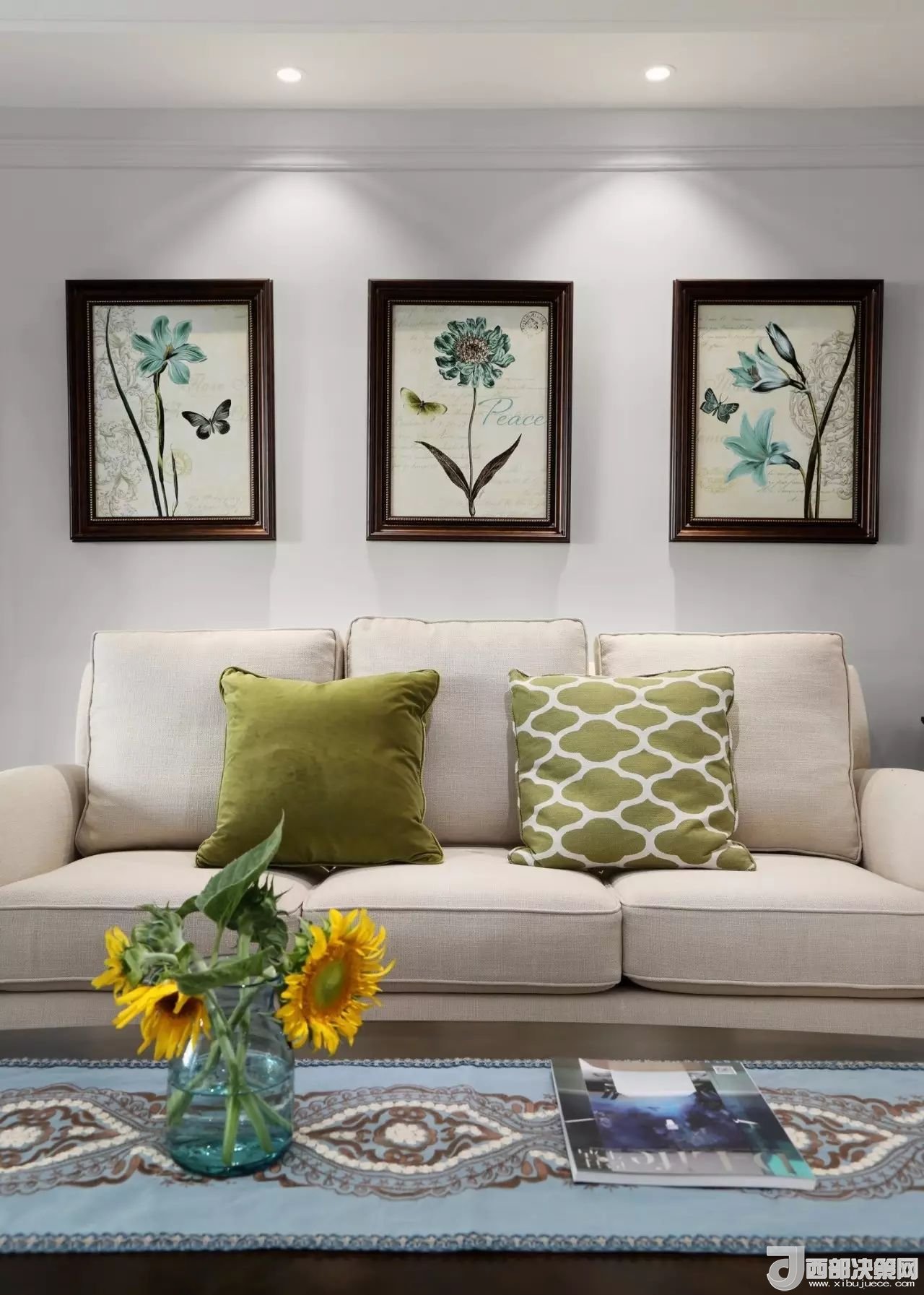 沙發(fā)背景墻選對裝飾畫，才能美了整個客廳空間！