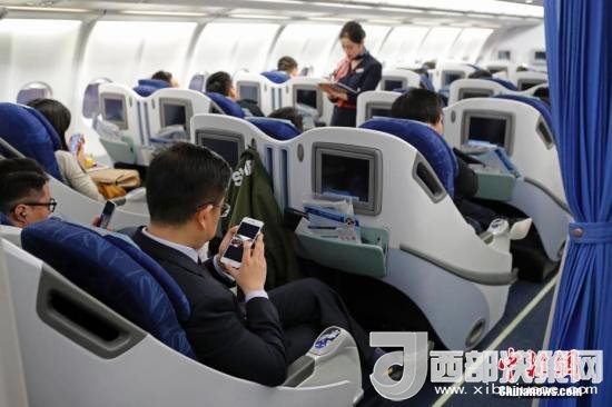 在東航MU5137航班上，旅客全程在飛行模式下可以使用手機。殷立勤 攝