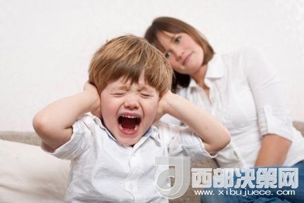 這時孩子可能會一直哭，甚至觀察父母的反應(yīng)。父母這時候可以讓他哭，哭累了自然就會停下，要讓孩子明白“鬧起來沒道理我不會心疼你”。