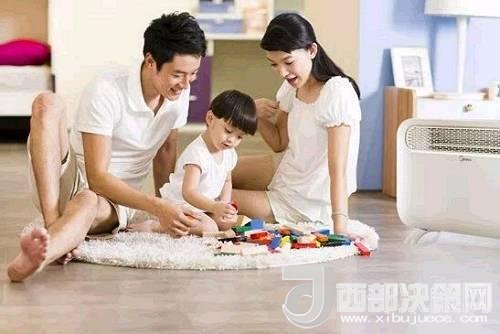 兒童時期，孩子好奇心強，喜歡“打破砂鍋問到底”、“探究性拆東西”、“自言自語做游戲”。這些聽似好笑，看似頑皮的言行舉止，恰恰就是孩子創(chuàng)造火花的閃現(xiàn)。心理學(xué)家鄧斯克認為，小孩子在游戲中的“假裝”會大大促進他們的發(fā)散思維。