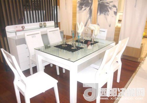 喜歡白色餐桌 但椅子該如何搭配？