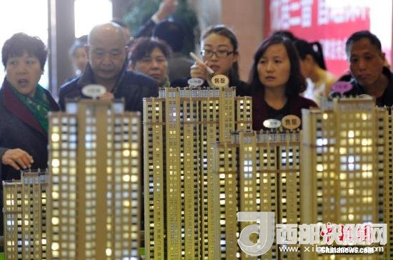 資料圖：民眾選購商品房。 <a target='_blank' >中新社</a>記者 韋亮 攝