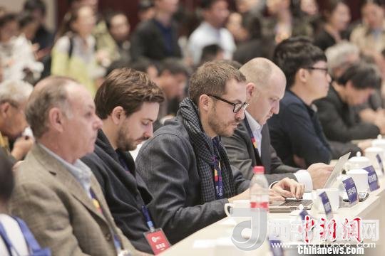 河北工業(yè)設計創(chuàng)新中心(以下簡稱HIDC)啟動儀式暨“設計促轉(zhuǎn)型·創(chuàng)新贏未來”國際工業(yè)設計工作坊26日在河北省省會石家莊市舉行。圖為與會各國設計師?！⌒ば?攝