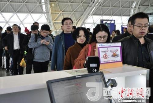 圖為旅客等待進入客艙。　呂俊明 攝