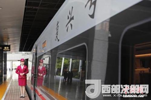 資料圖：4月10日，列車(chē)員在“復(fù)興號(hào)”列車(chē)旁迎接旅客的到來(lái)。 <a target='_blank'  data-cke-saved- >中新社</a>記者 殷立勤 攝