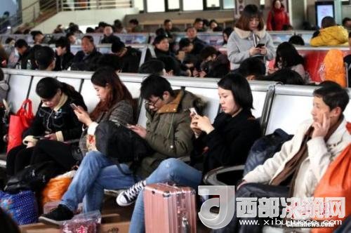 資料圖：移動互聯(lián)網(wǎng)時代，旅客都拿著手機(jī)打發(fā)時間。<a target='_blank' >中新社</a>記者 王中舉 攝