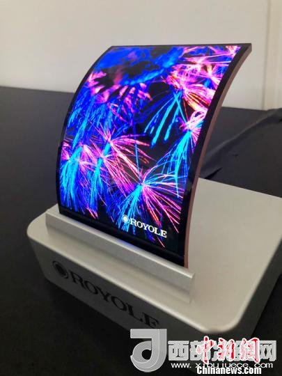 柔宇科技全柔性顯示屏在固定曲面上的應用?！∪嵊羁萍脊﹫D 攝