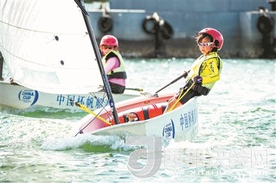 青島市北區(qū)立新小學(xué)學(xué)生參加2017年中國(guó)杯青少年帆船OP項(xiàng)目比賽。孫軍/攝