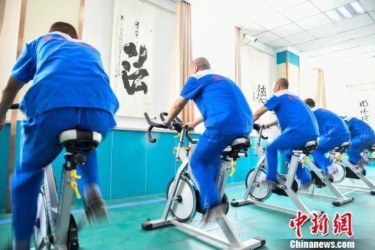 山西省戒毒人員正在進行身體鍛煉?！⊥踅ㄜ?攝