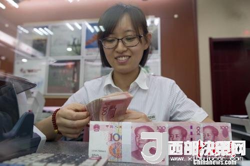 7月5日，山西太原一銀行工作人員正在清點貨幣。人民幣對美元匯率中間價在經(jīng)歷了過去11個交易中的10次下調(diào)后終于迎來大漲。5日，中國外匯交易中心公布人民幣對美元匯率中間價報6.6180，較前一交易日大幅上調(diào)415個基點，創(chuàng)下自2017年10月11日以來的最大升幅。<a target='_blank' >中新社</a>記者 張云 攝