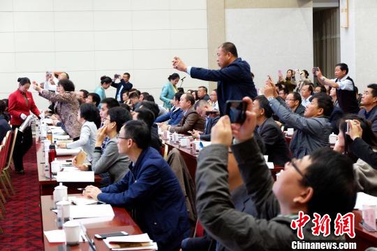 圖為與會(huì)嘉賓認(rèn)真聽取專家演講。　李雋 攝