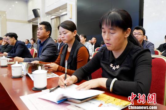 圖為與會(huì)嘉賓聆聽專家演講?！±铍h 攝