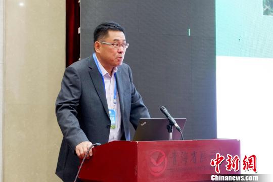 圖為青海省農(nóng)林科學(xué)院副院長(zhǎng)、國(guó)家大麥青稞產(chǎn)業(yè)技術(shù)體系崗位科學(xué)家遲德釗正在發(fā)言?！±铍h 攝