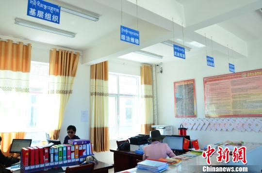 圖為塔秀村的便民服務(wù)大廳。　魯?shù)り?yáng) 攝