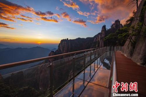  資料圖：霞光映照在三清山棧道玻璃上?！溆榔?攝