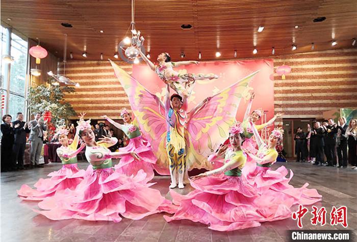 圖為雜技演員通過精湛的技藝贏得了滿堂喝彩。　甘肅省文化和旅游廳網(wǎng)站 攝