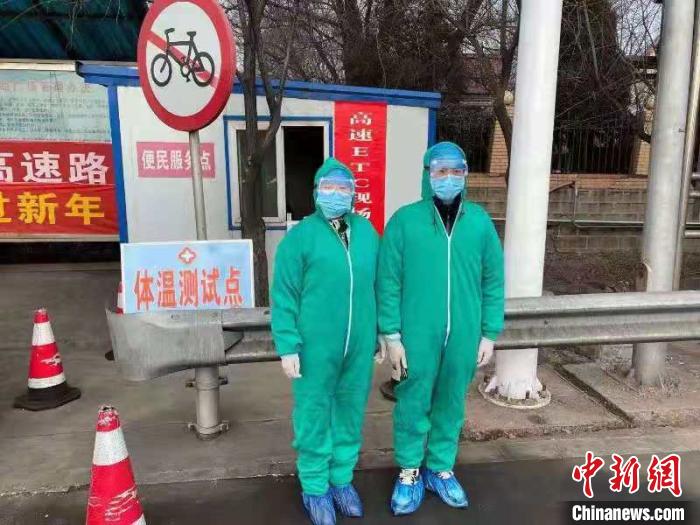 鄉(xiāng)鎮(zhèn)衛(wèi)生院和社區(qū)衛(wèi)生中心工作人員排查發(fā)熱患者。　介休市醫(yī)療集團(tuán)供圖 攝