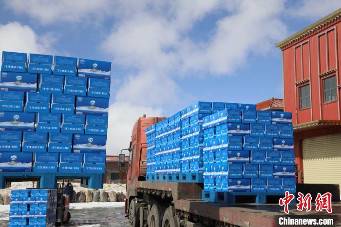 圖為當雄的冰川礦泉水裝車，即將發(fā)往湖北?！‘斝劭h 供圖 攝