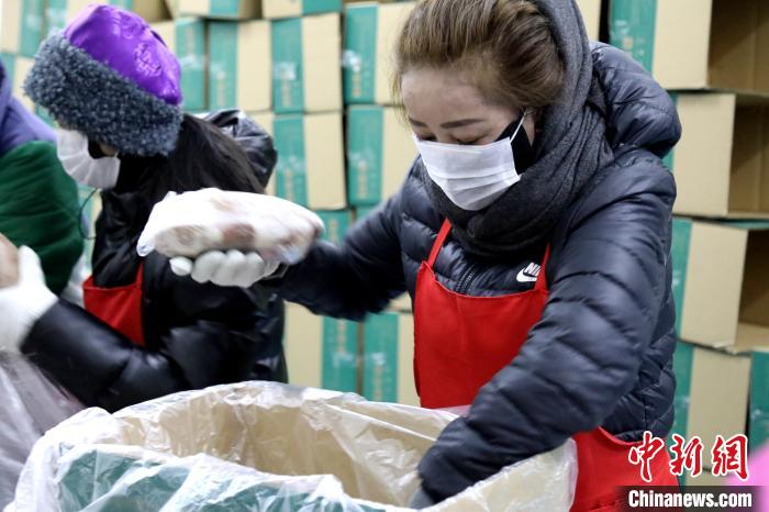 當雄縣民眾將牦牛肉裝箱。　當雄縣 供圖 攝