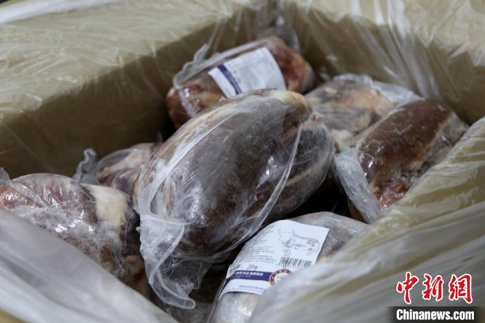 當雄縣援鄂物資中的牦牛肉，圖中的為腱子肉，是牦牛肉中的“極品”。　當雄縣 供圖 攝