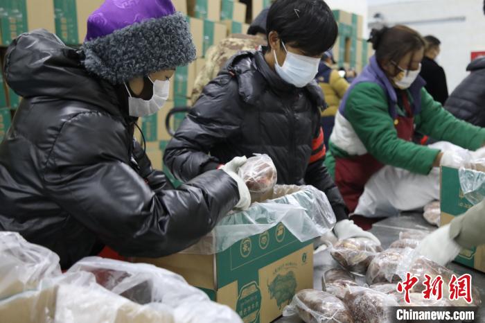 當雄縣民眾打包當?shù)氐奶禺a(chǎn)，“有身份證”牦牛肉?！‘斝劭h 供圖 攝