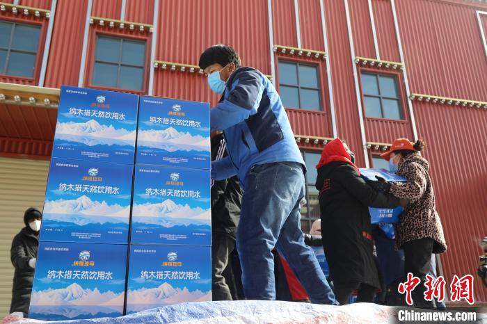 西藏當雄給湖北荊州送去冰川礦泉水、牦牛肉等物資