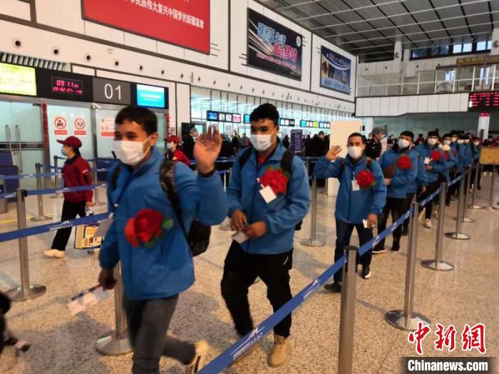 外出務(wù)工人員有序排隊辦理登記手續(xù)?！O友軍 攝