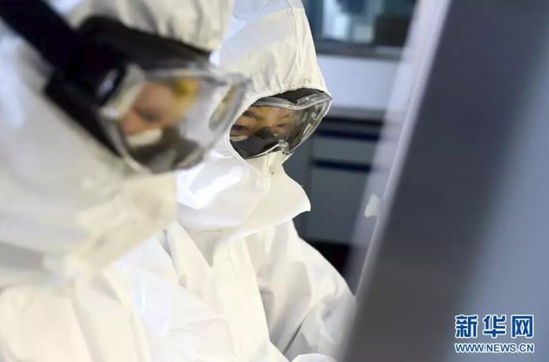 ▲資料圖片：負(fù)責(zé)新型冠狀病毒核酸檢測的工作人員，在實驗室進(jìn)行樣本處理。（新華社發(fā) 周牧 攝）