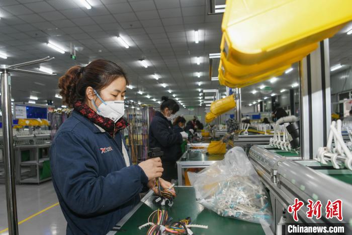 工人戴著口罩搶抓生產(chǎn)。　康建林 攝