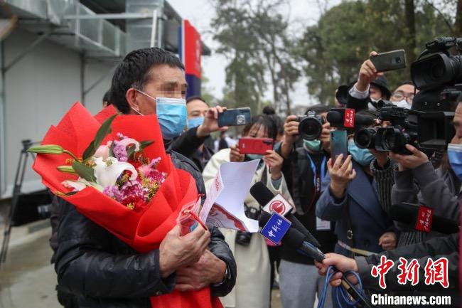 圖為貴州省最后一名新冠肺炎確診患者從貴州省將軍山醫(yī)院出院，患者接受媒體采訪?！■暮陚?攝