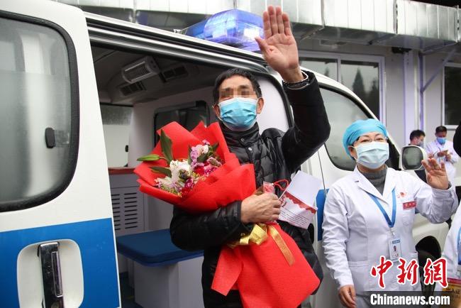 圖為貴州省最后一名新冠肺炎確診患者從貴州省將軍山醫(yī)院出院，患者與眾人揮手告別?！■暮陚?攝