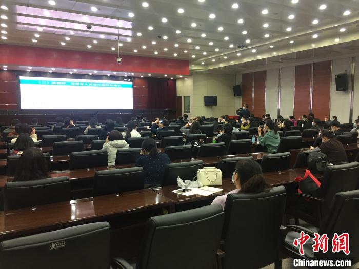 山西選派554名疫情防控指導(dǎo)員駐校指導(dǎo)高三年級(jí)開學(xué)疫情防控。　高瑞峰 攝