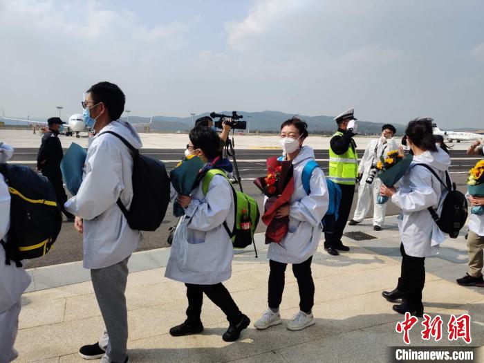 圖為交警向醫(yī)療隊敬禮?！№n帥南 攝