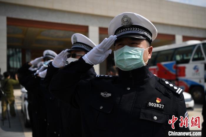 圖為交警們向醫(yī)療隊敬禮?！】灯?攝