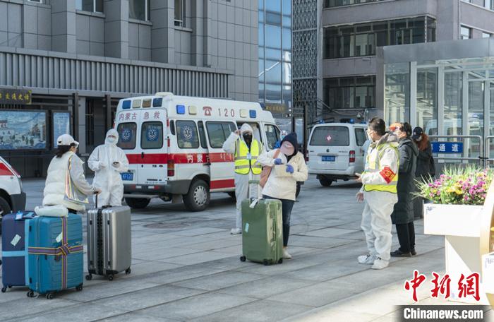 圖為呼和浩特車(chē)站“外防輸入”?！∠牧?攝