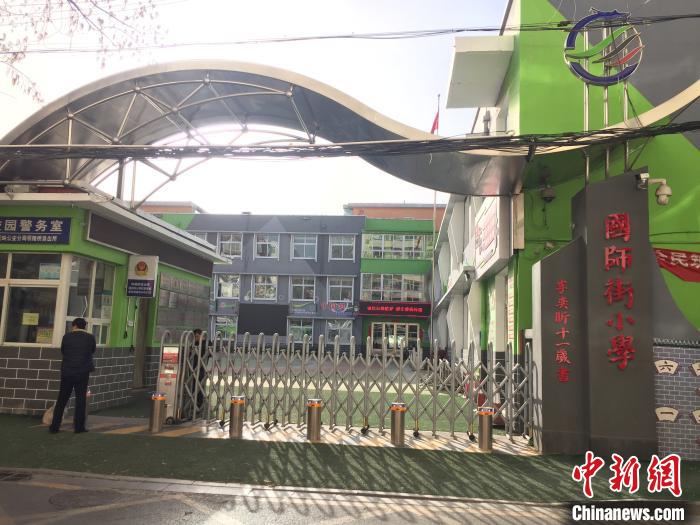 校門口設(shè)置臨時(shí)等候區(qū)，區(qū)域四周5米為禁行區(qū)?！「呷鸱?攝