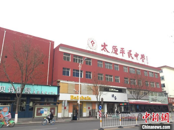 所有師生實(shí)行“日?qǐng)?bào)告”“零報(bào)告”制度，確保開學(xué)后校園衛(wèi)生安全?！「呷鸱?攝