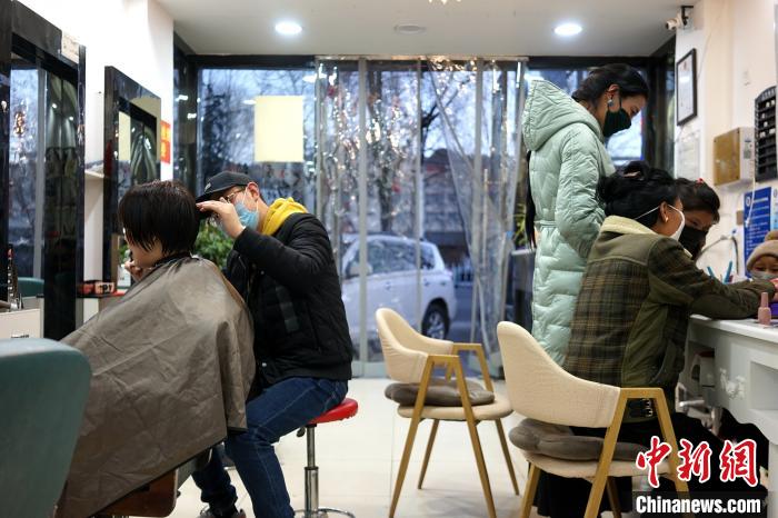 拉薩市民在一美發(fā)店理發(fā)、美甲?！〗w波 攝