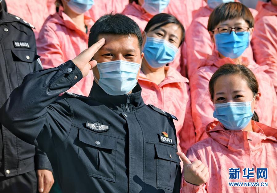 （習(xí)近平致敬的戰(zhàn)“疫”英雄·公安干警篇·圖文互動）（1）他們，抗疫一線鑄警魂