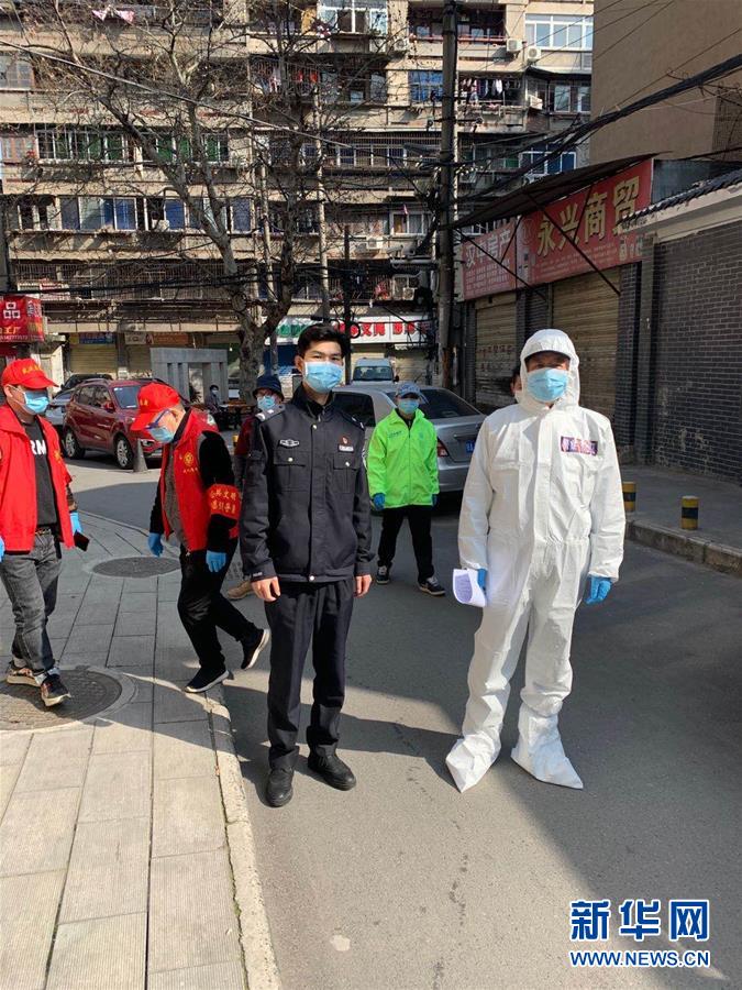 （習(xí)近平致敬的戰(zhàn)“疫”英雄·公安干警篇·圖文互動）（6）他們，抗疫一線鑄警魂