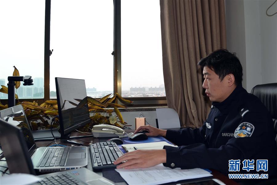 （習(xí)近平致敬的戰(zhàn)“疫”英雄·公安干警篇·圖文互動）（8）他們，抗疫一線鑄警魂