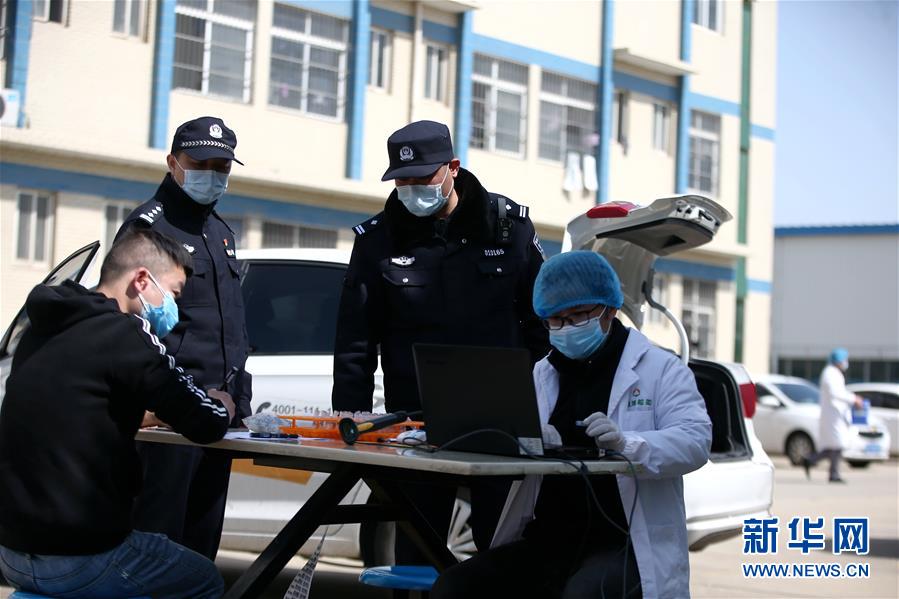 （習(xí)近平致敬的戰(zhàn)“疫”英雄·公安干警篇·圖文互動）（3）他們，抗疫一線鑄警魂