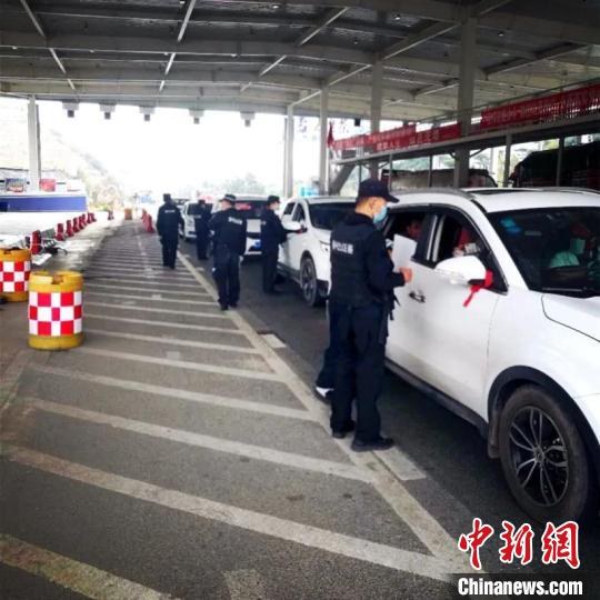圖為云南一邊境檢查站防控疫情同時(shí)嚴(yán)防境外毒品滲透?！≡颇鲜」矎d供圖 攝