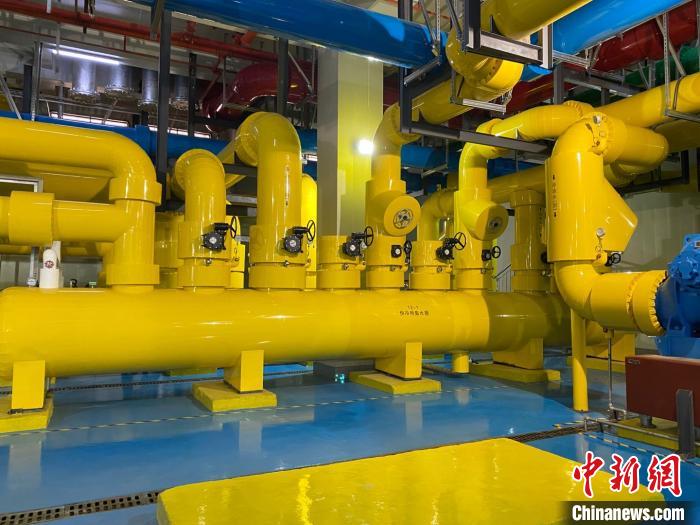 圖為中國(guó)移動(dòng)云南數(shù)據(jù)中心冷卻系統(tǒng)?！⊥蹯簛?攝