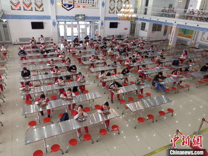 圖為學(xué)生們在食堂就餐。　烏婭娜 攝